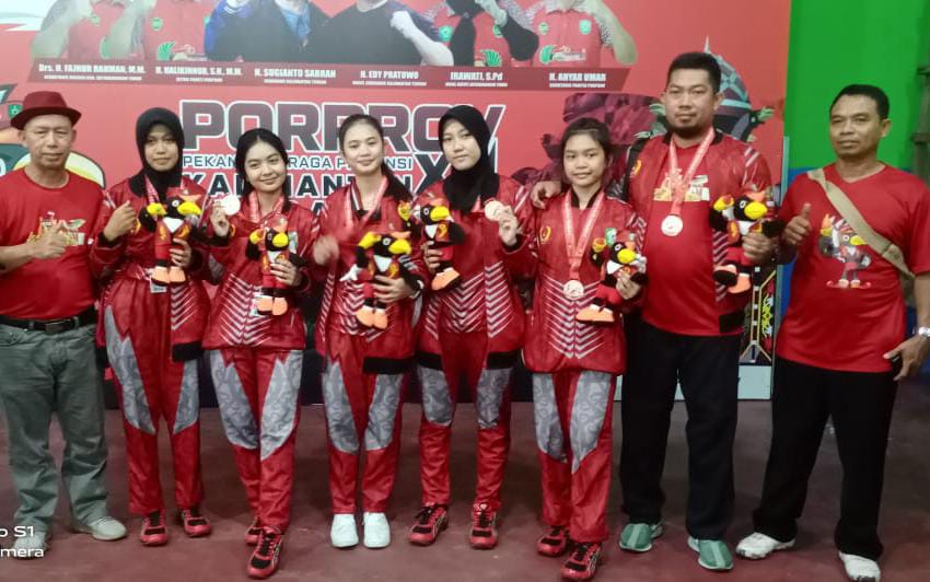 <p>Foto : Atlet Porprov Kalteng foto bersama usai menerima medali, di Sampit.</p>