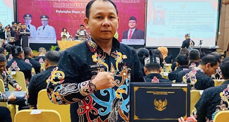 <p>Kepala DPMPTSP Provinsi Kalteng, Sutoyo menunjukan piagam penghargaan yang diraihnya pada Pelatihan Kepemimpinan</p>