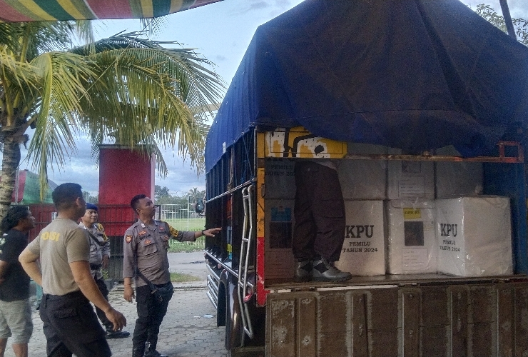 Polisi Kawal Ketat Pengembalian Surat Suara Dari TPS ke PPK Baamang