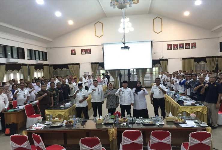 <p>Bupati Kotim, Halikinnor, didampingi Ketua TP PKK Kotim, Khairiah Halikinnor, Wakil Bupati Kotim, Irawati, Sekda Kotim, Fajrurrahman saat foto bersama dengan jajaran forum Konsultasi publik, di Aula Sei Mentaya Bappelitbangda Kotim, Rabu (21/2).</p>