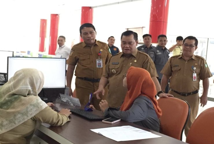 <p>Bupati Kotim, Halikinnor didampingi Sekda Kotim, Fajrurrahman saat melakukan sidak di Mal Pelayanan Publik Kabupaten Kotim, Selasa (16/4).</p>