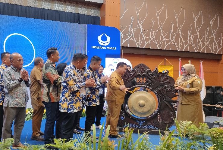 <p>Bupati Kotim, Halikinnor didampingi Wakil Bupati Kotim, Irawati saat membuka Muscab V Hiswana Migas Sampit ditandai dengan pemukulan gong, pada Senin (22/4).</p>