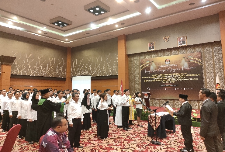 <p>Pengambilan sumpah janji dan pembacaan fakta integritas PPK saat dilantik oleh KPU Kotim, di Palace Ballroom Aquarius Boutique Hotel, Kamis (16/5). </p>