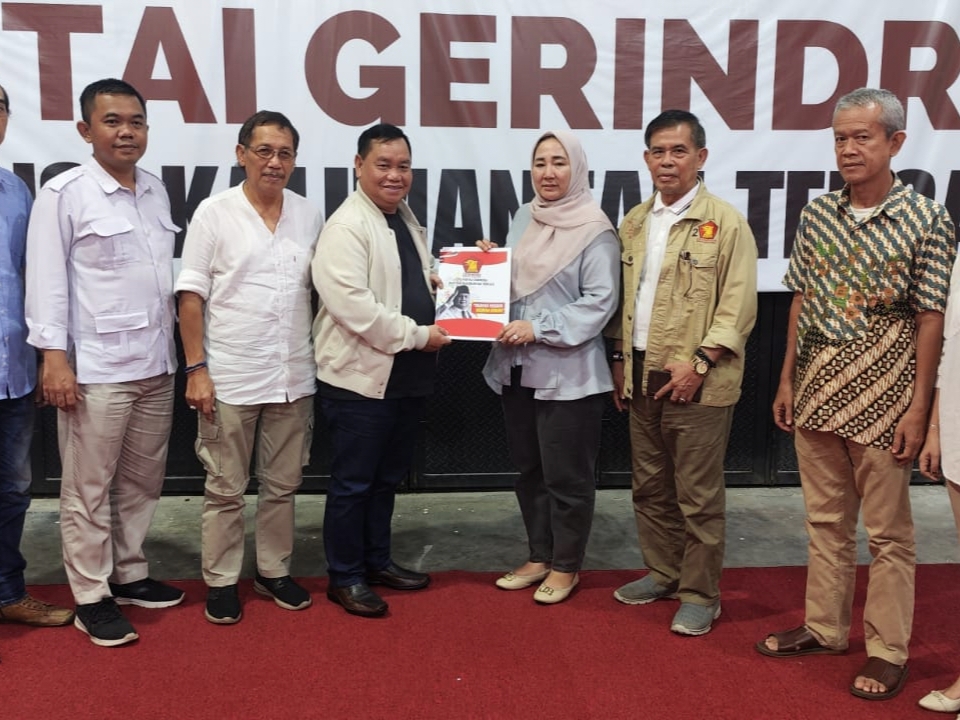 <p>Bakal Calon Bupati Kotawaringin Timur (Kotim), Halikinnor menyerahkan berkas pendaftaran ke DPD Partai Gerindra Kalimantan Tengah</p>