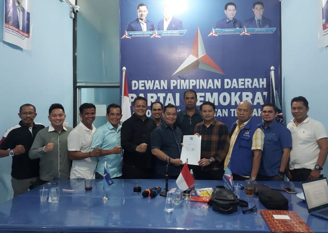 <p>Halikinnor saat mendaftar sebagai bakal calon Bupati Kotim di DPD Partai Demokrat Kalteng</p>