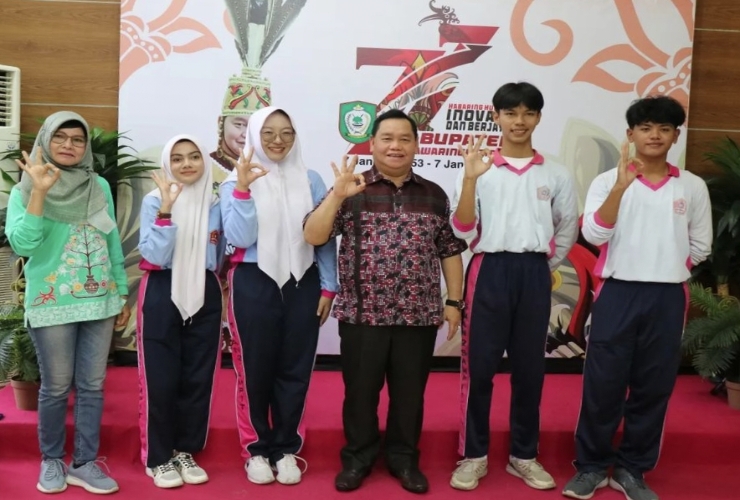 <p>Bupati Kotim, Halikinnor saat foto bersama dengan para siswa-siswi SMAN 2 Sampit dalam mewakili Kabupaten Kotim dalam lomba Adujak Genre tingkat Provinsi, Jumat (21/6).</p>