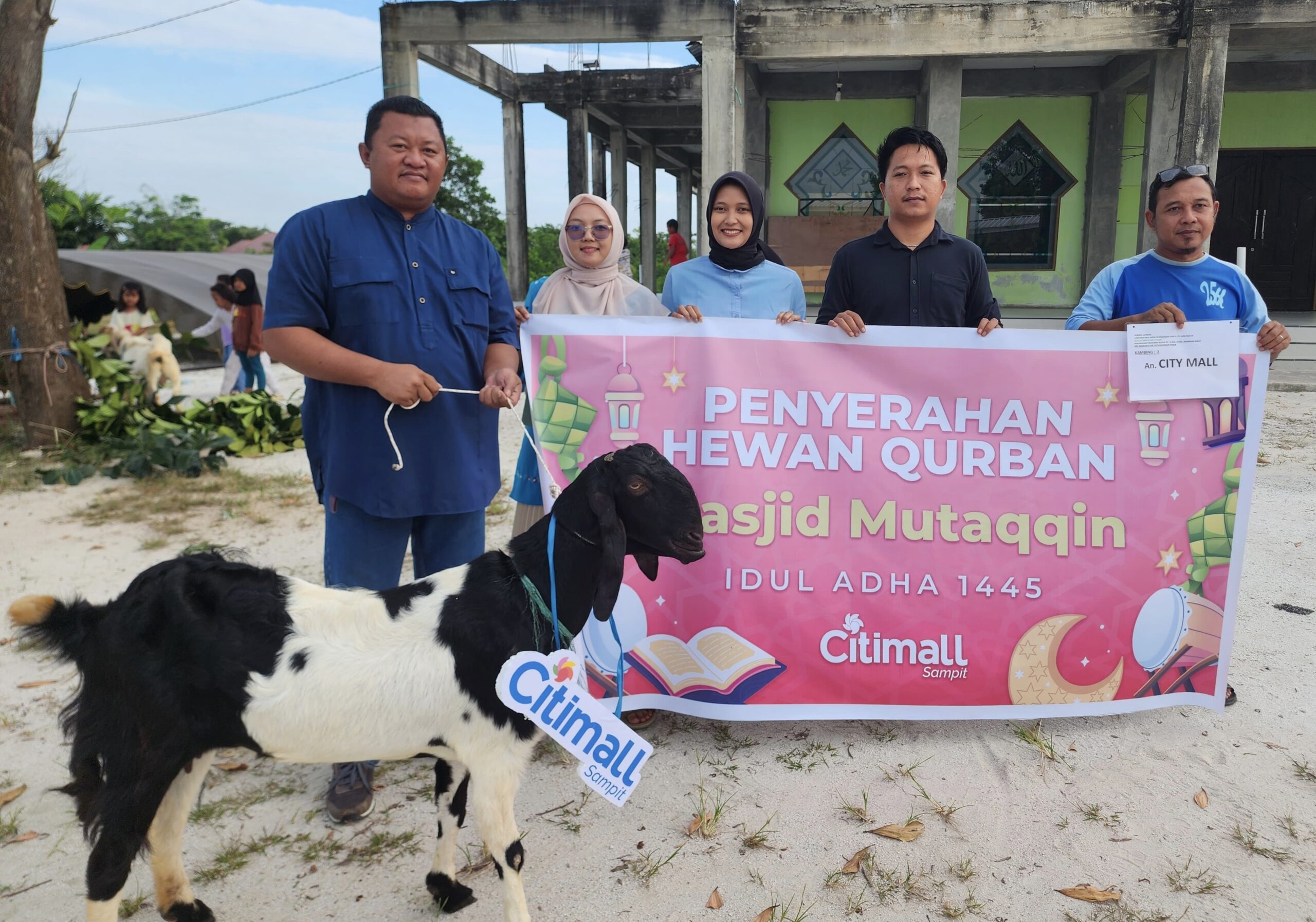 <p>Managemen Citimall Sampit menyerahkan hewan kurban berupa kambing kepada masyarakat di sekitar pada Minggu (16/6).</p>