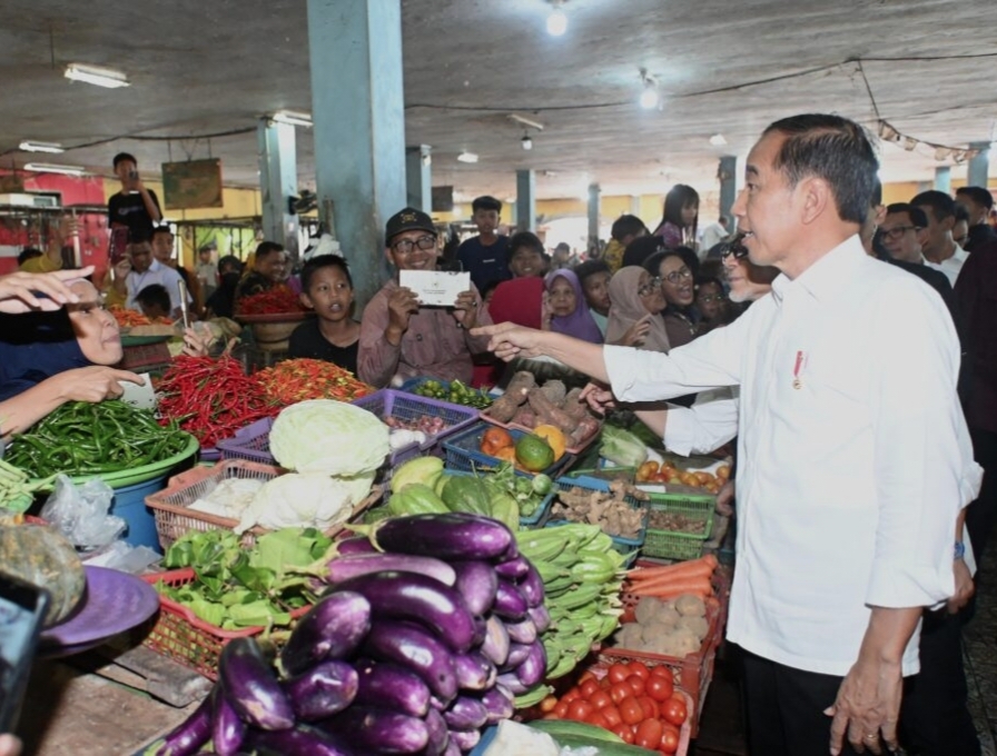 <p>Presiden RI, Joko Widodo saat meninjau harga bahan pangan di pasar PPM, Kabupaten Kotim, Rabu (26/6).</p>