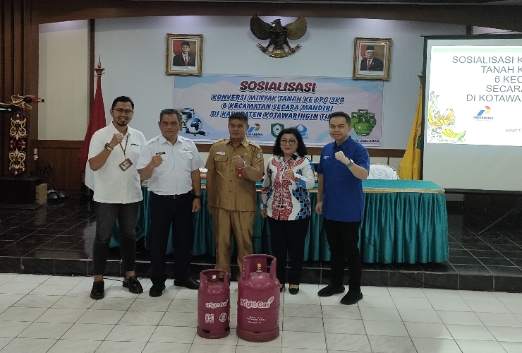 <p>Asisten II Setda Kotim, Alang Arianto bersama Ketua DPRD Kotim, Dra Rinie, Sales Branch Manager PT. Pertamina Patra Niaga, Ketua DPC Hiswana Migas Sampit saat foto bersama usai acara, di Aula Anggrek Tewu Lantai II Kantor Bupati, Selasa (16/7).</p>