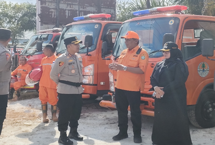 <p>Kapolres Kotim, AKBP Resky Maulana Zulkarnain bersama Wakil Bupati Kotim, Irawati dan Kepala BPBD Kotim, Multazam saat melakukan pengecekan armada pemadam Karhutla, di Halaman Kantor BPBD, Jumat (19/7).</p>