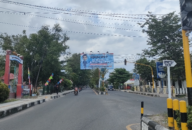 <p>Salah satu contoh pemasangan APK diluar jadwal jelang Pilkada 2024 di Billboard Simpang 3 lampu merah dekat Dinas Perpustakaan dan Kearsipan Jalan Ahmad Yani.</p>