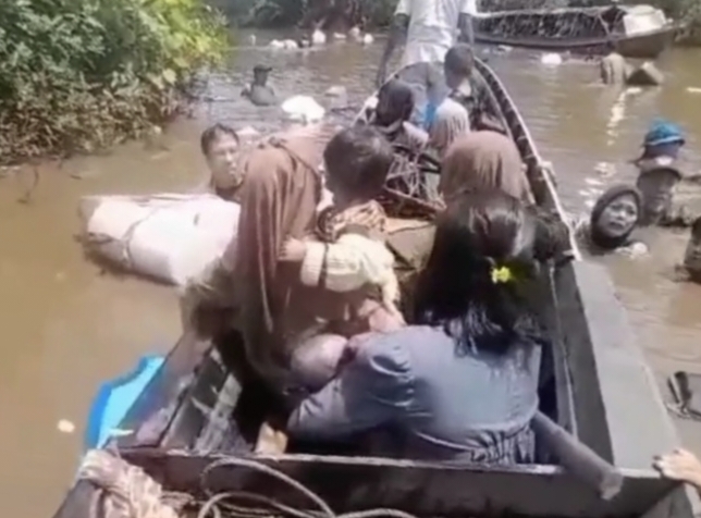 <p>Tangkap layar yang memperlihatkan para penumpang klotok karam di sungai Desa Hantipan, Kecamatan Pulau Hanaut. </p>