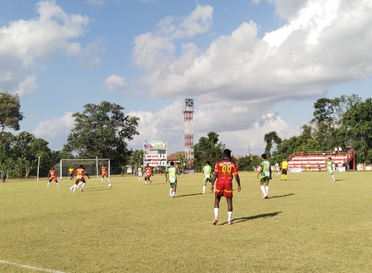 <p>Pertandingan HNR exhibition antara Asing all star (Merah kuning) vs Sampit selection (Hijau putih) di Stadion 29 November Sampit, Minggu (4/8).</p>