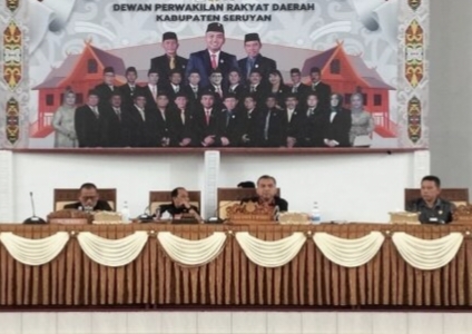 <p>Rapat paripurna ke-17 masa persidangan III yang dipimpin oleh Ketua DPRD Seruyan, Zuli Eko Prasetyo di Aula Gedung DPRD setempat, Selasa (13/8).</p>