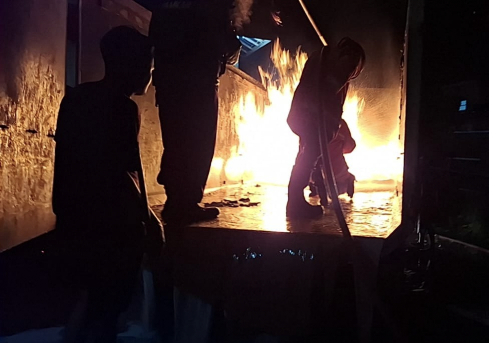 <p>Petugas Damkar saat berusaha memadamkan api yang membakar truk di Jalan Bumi Ayu, Kelurahan Mentawa Baru Hilir, Kecamatan Mentawa Baru Ketapang, Kabupaten Kotim, pada Sabtu (31/8) malam. </p>
