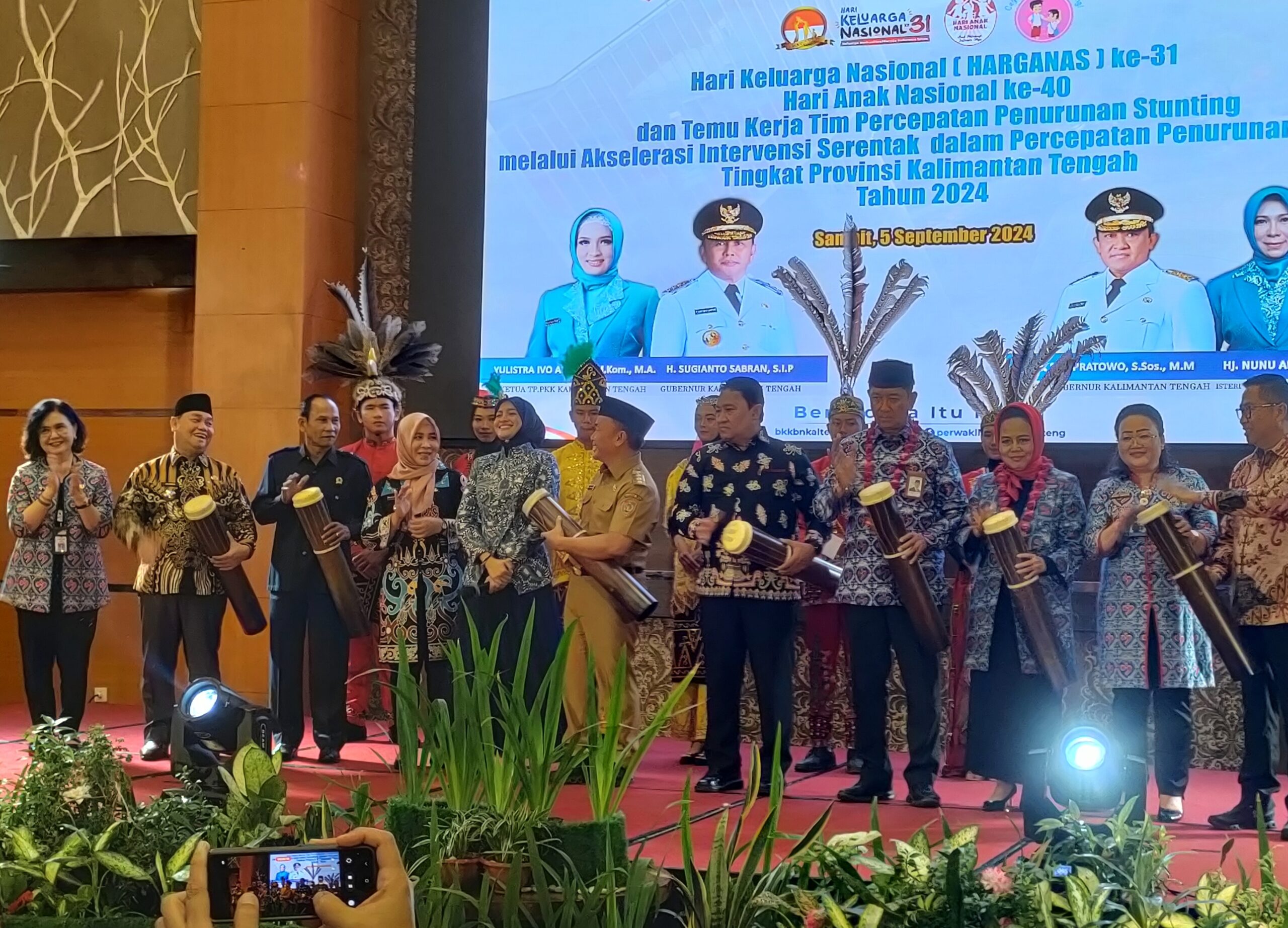 <p>Gubernur Kalteng, Sugianto Sabran didampingi Wakil Gubernur Kalteng, Edy Pratowo dan jajaran saat membuka puncak Harganas ke-31 dan HAN ke-40, di Palace Ballroom Aquarius Boutique Hotel Sampit, Kamis (5/9).</p>