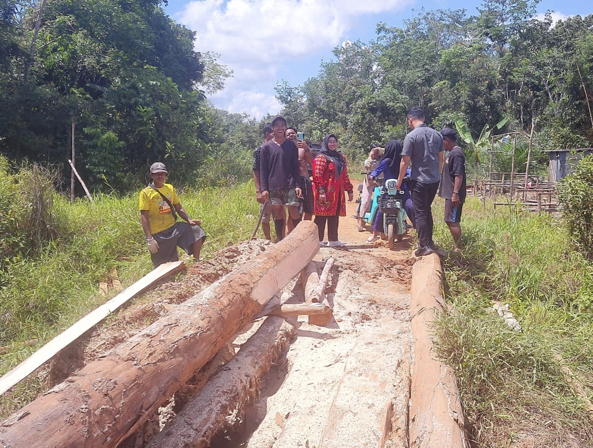 <p>Wakil Bupati Irawati pimpin gotong royong membangun jembatan di Desa Batuah Kecamatan Seranau, Jumat (13/9).</p>