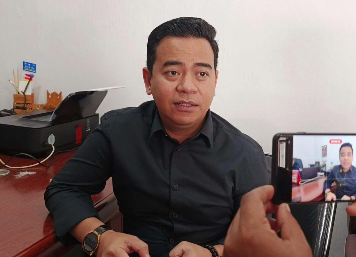 <p>Ketua KPU Kotim, Muhammad Rifqi saat diwawancarai awak media</p>