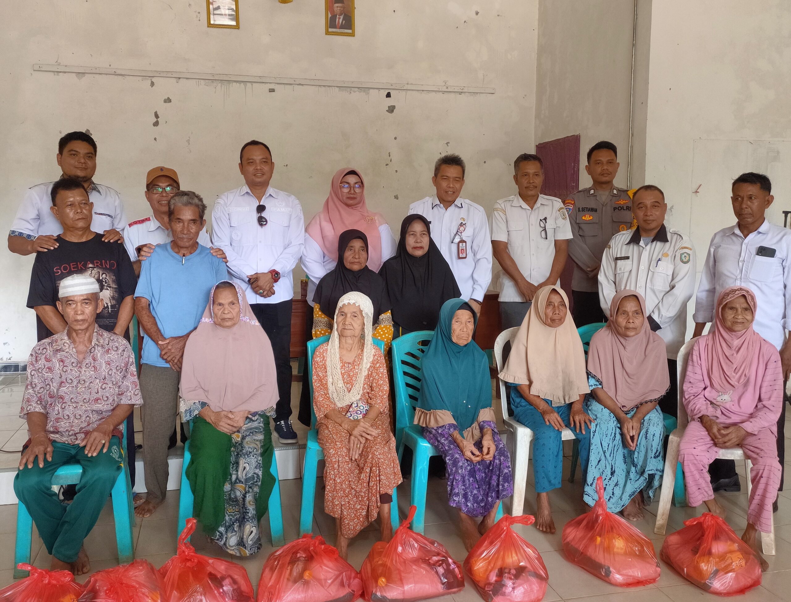 <p>Wakil Bupati Kotim Irawati menyerahkan bantuan sembako bagi lansia di Desa Cempaka Mulia Barat, Kecamatan Cempaga, Rabu (18/9).</p>