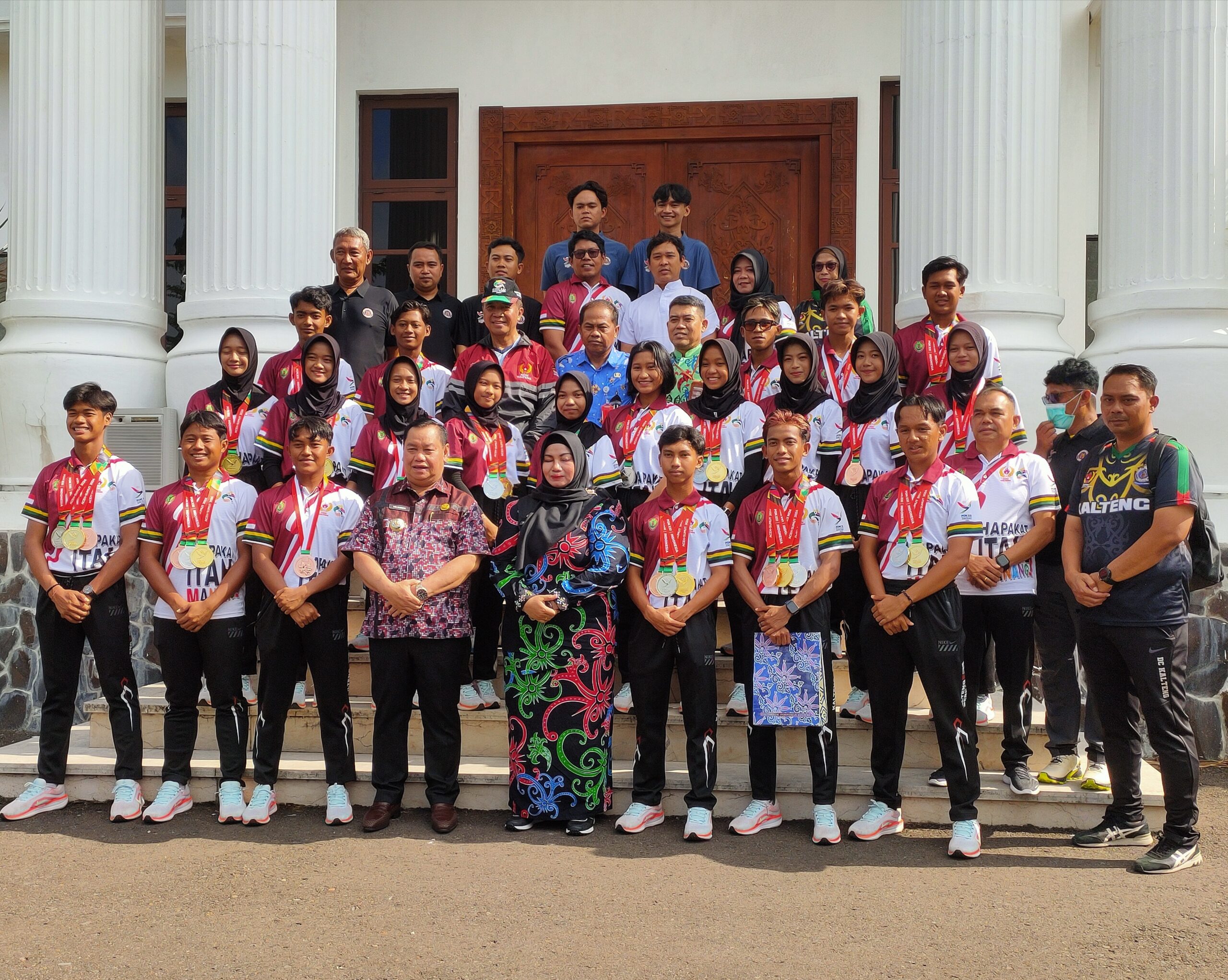 <p>Bupati Kotim Halikinnor, Wakil Bupati Kotim Irawati bersama bersama Drumband </p>