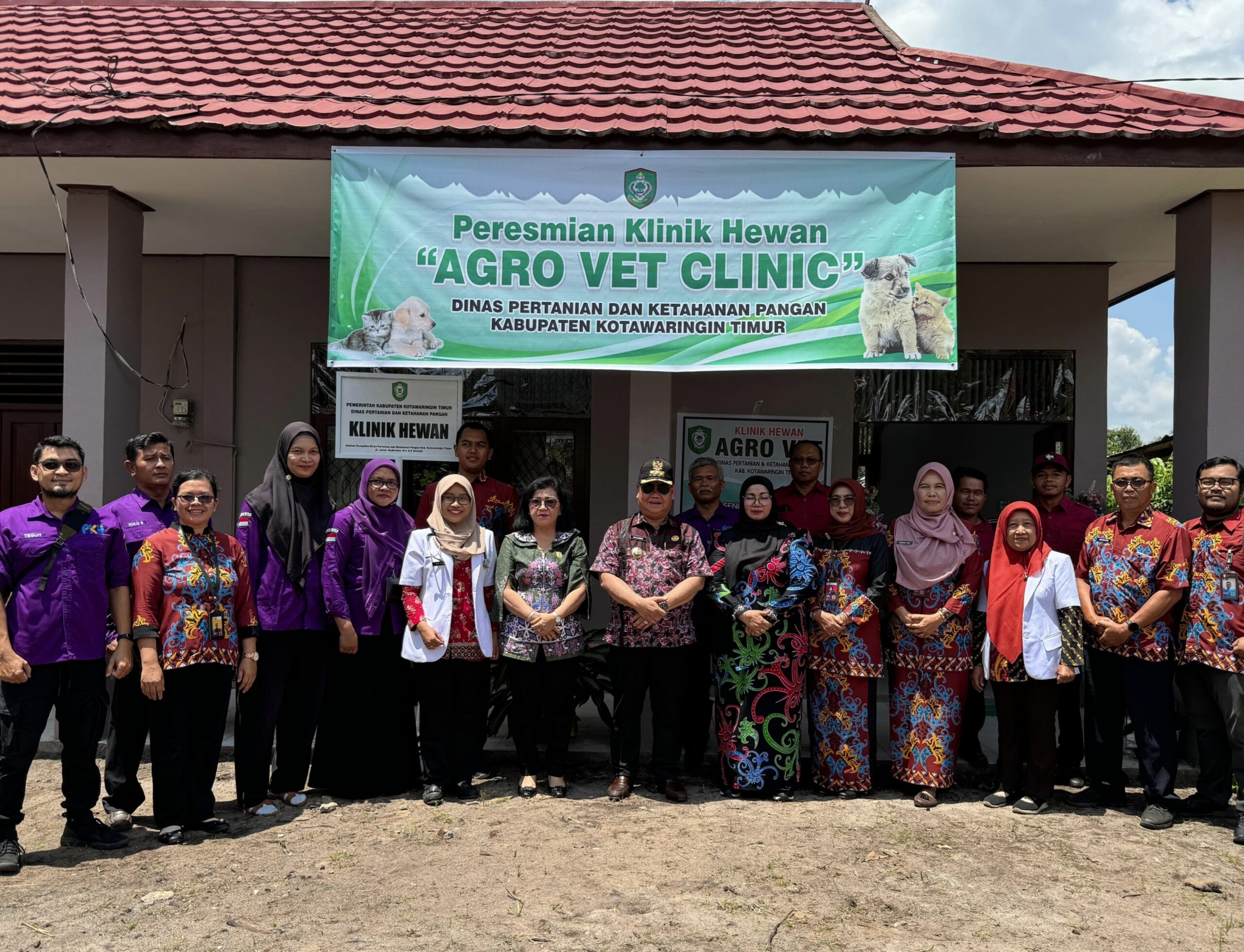 <p>Bupati Kotim, Halikinnor didampingi Wabup Kotim, Irawati saat foto bersama dengan jajaran pengurus Klinik Hewan Agro Vet Clinic, yang bertempat di DPKP Kotim, Kamis (19/9).</p>