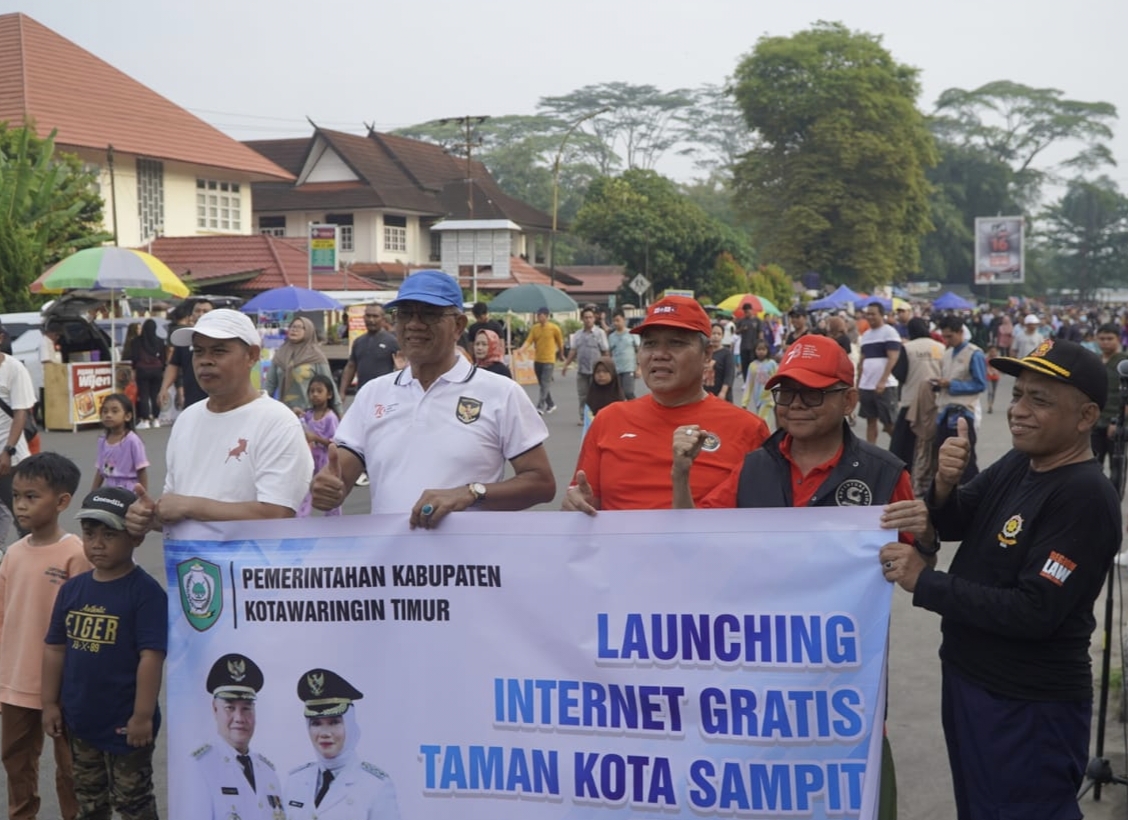 <p>Pj Sekda Kotim Sanggul L Gaol saat meresmikan fasilitas akses internet gratis di Taman Kota Sampit, Minggu (22/9).</p>