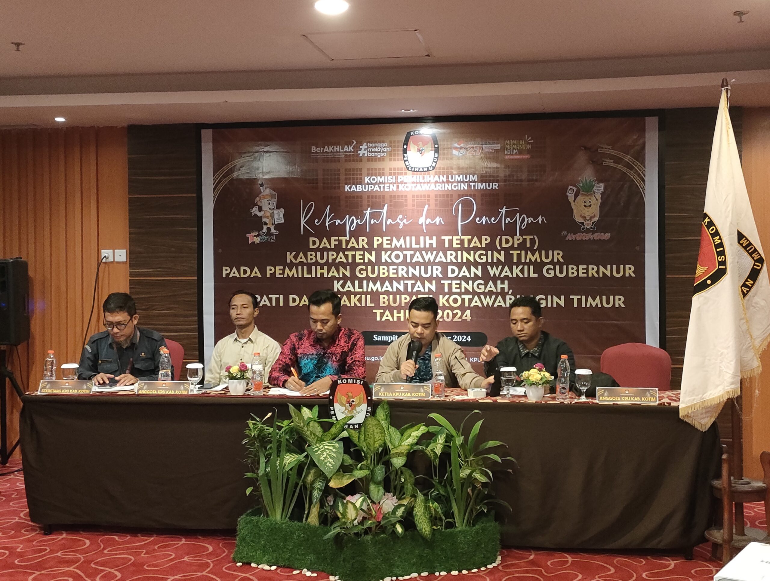 <p>Ketua KPU Kotim, Muhammad Rifqi saat memimpin pelaksanaan Rekapitulasi dan Penetapan DPT pada pemilihan gubernur dan wakil gubernur Kalteng, dan bupati dan wakil bupati Kotim, di Dynasty Room Aquarius Boutique Hotel, pada Sabtu (21/9). </p>