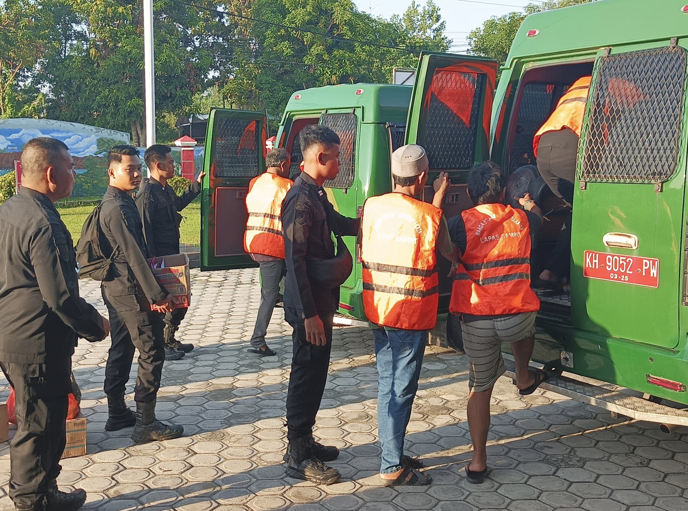 <p>Petugas pengamanan Lapas Sampit dan Personil Polres Kotim saat melakukan pendamping proses pemindahan narapidana Ke Lapas Kelas IIA Palangka Raya, pada Sabtu (28/9) pagi. </p>