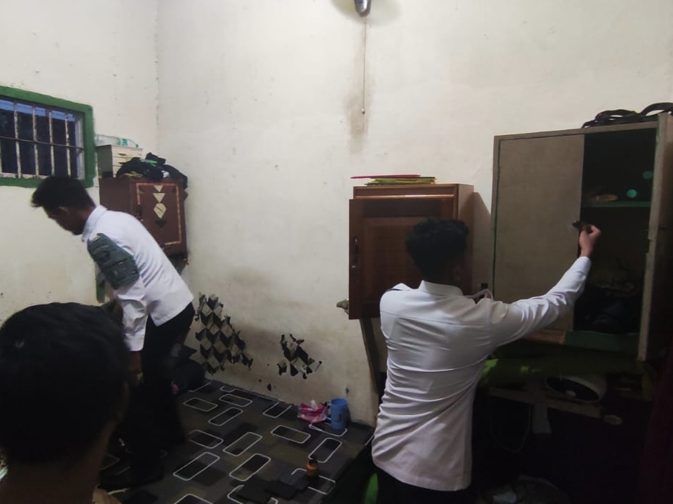<p>Petugas Lapas Sampit saat melakukan razia pada salah satu kamar hunian, pada Rabu (2/10) malam.</p>