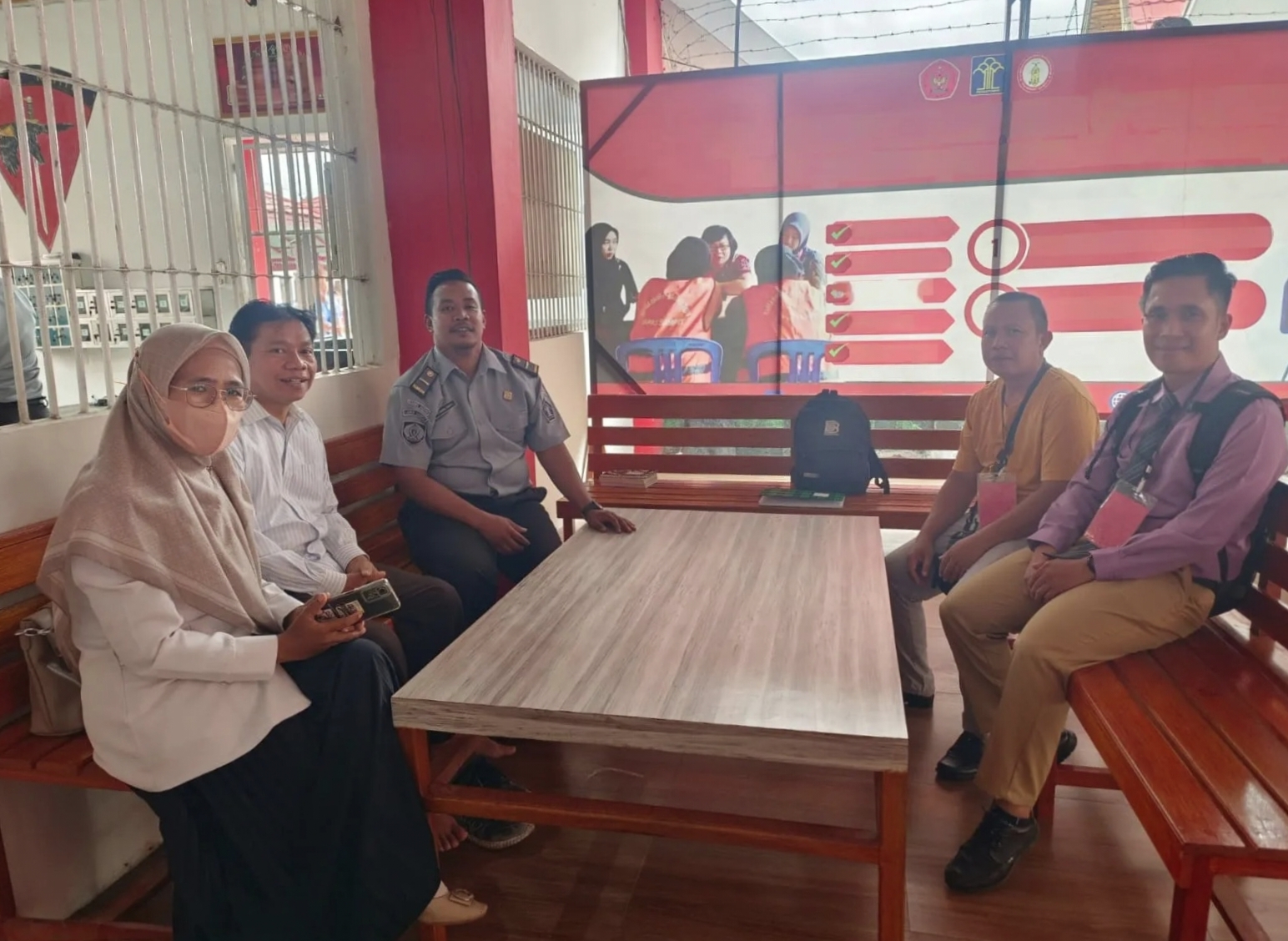 <p>Tim dari PPS kelurahan Sawahan saat melakukan kunjungan ke Lapas Sampit, pada Senin (7/10). </p>