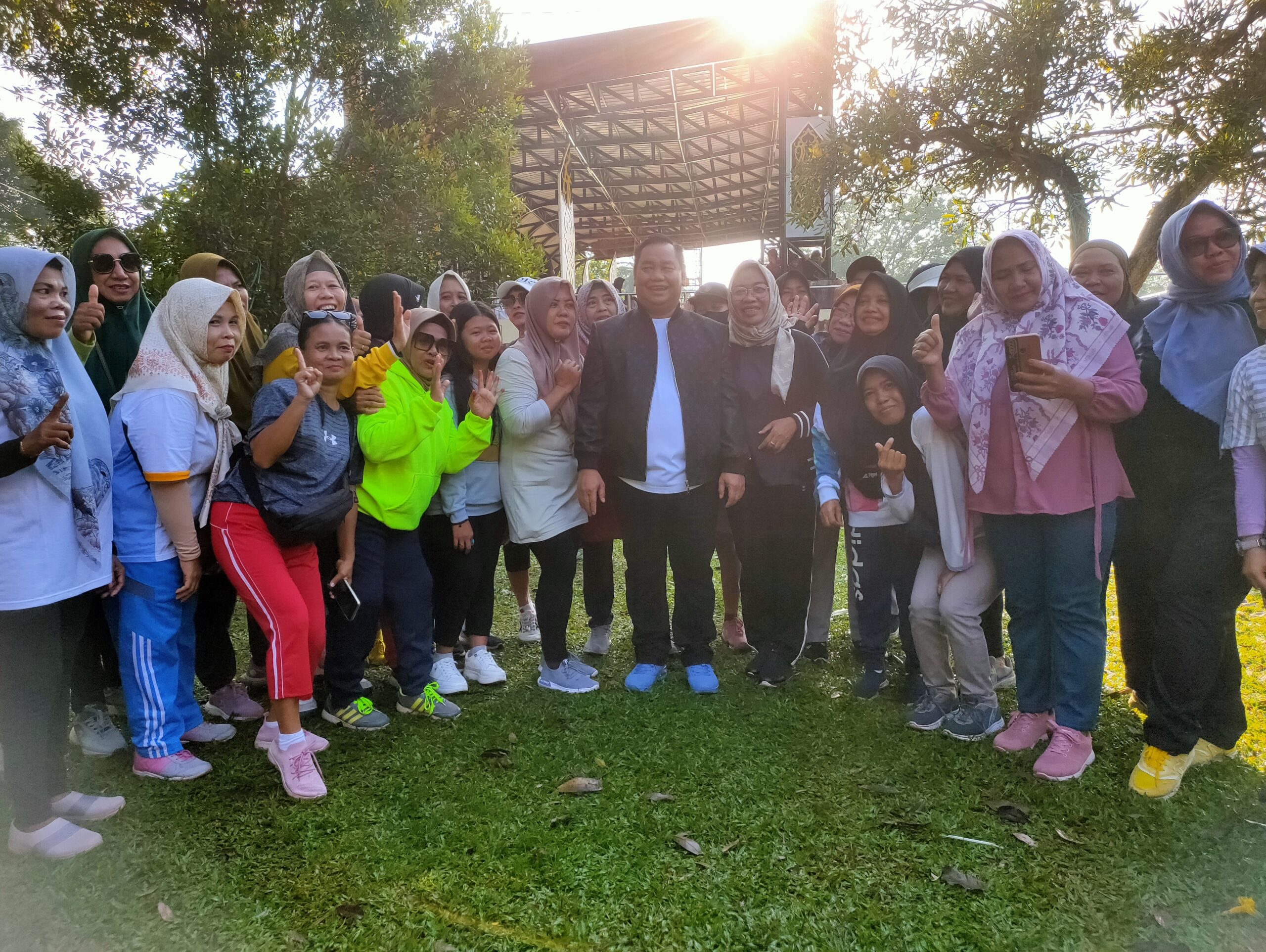 <p>Calon Bupati Kotim Halikinnor didampingi istri Khairiah Halikinnor saat berfoto bersama warga pada momen CFD, Minggu (6/10).</p>