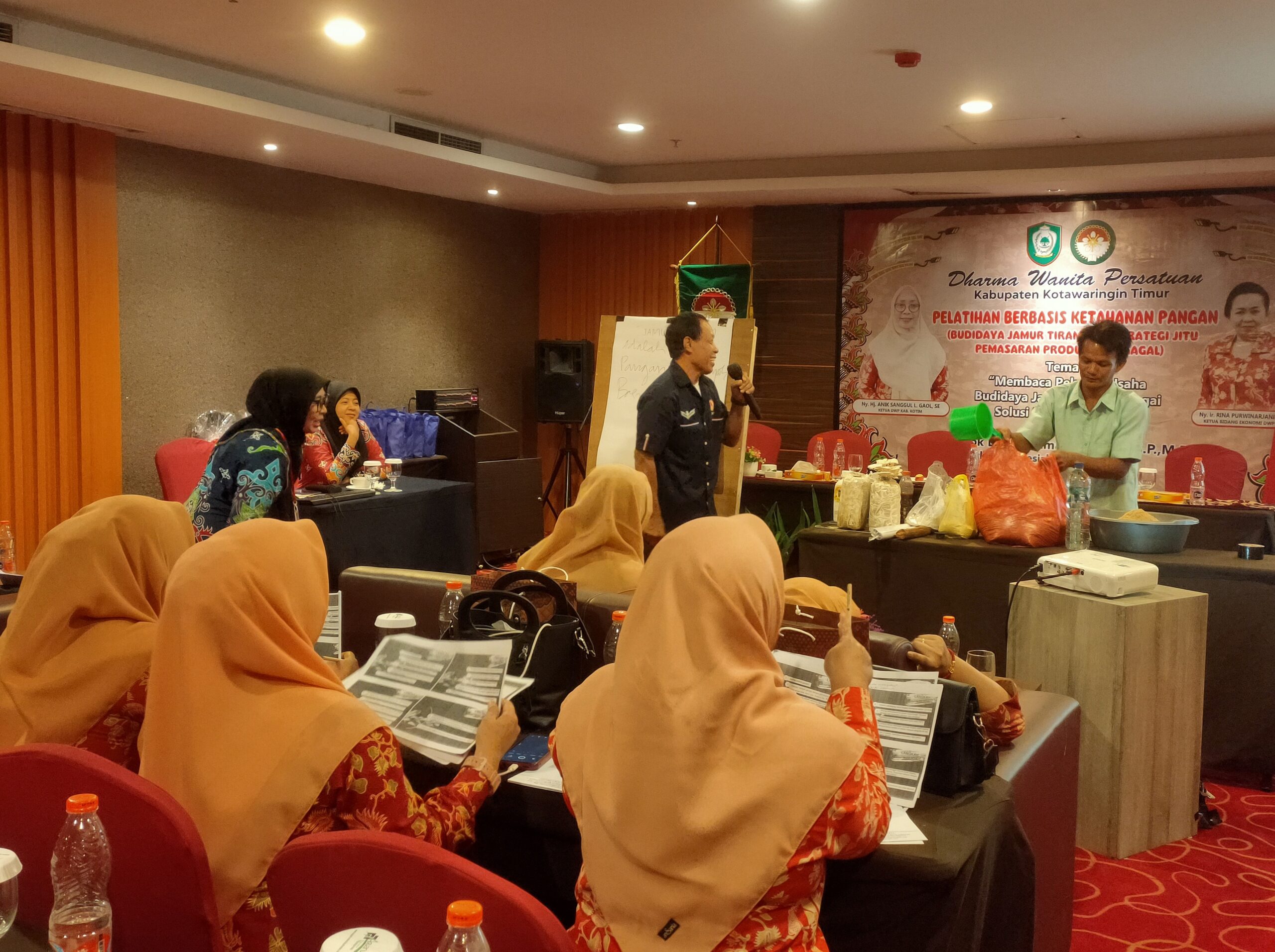 <p>Kegiatan pelatihan budidaya jamur tiram yang diikuti anggota DWP Kabupaten Kotim, Rabu (9/10).</p>