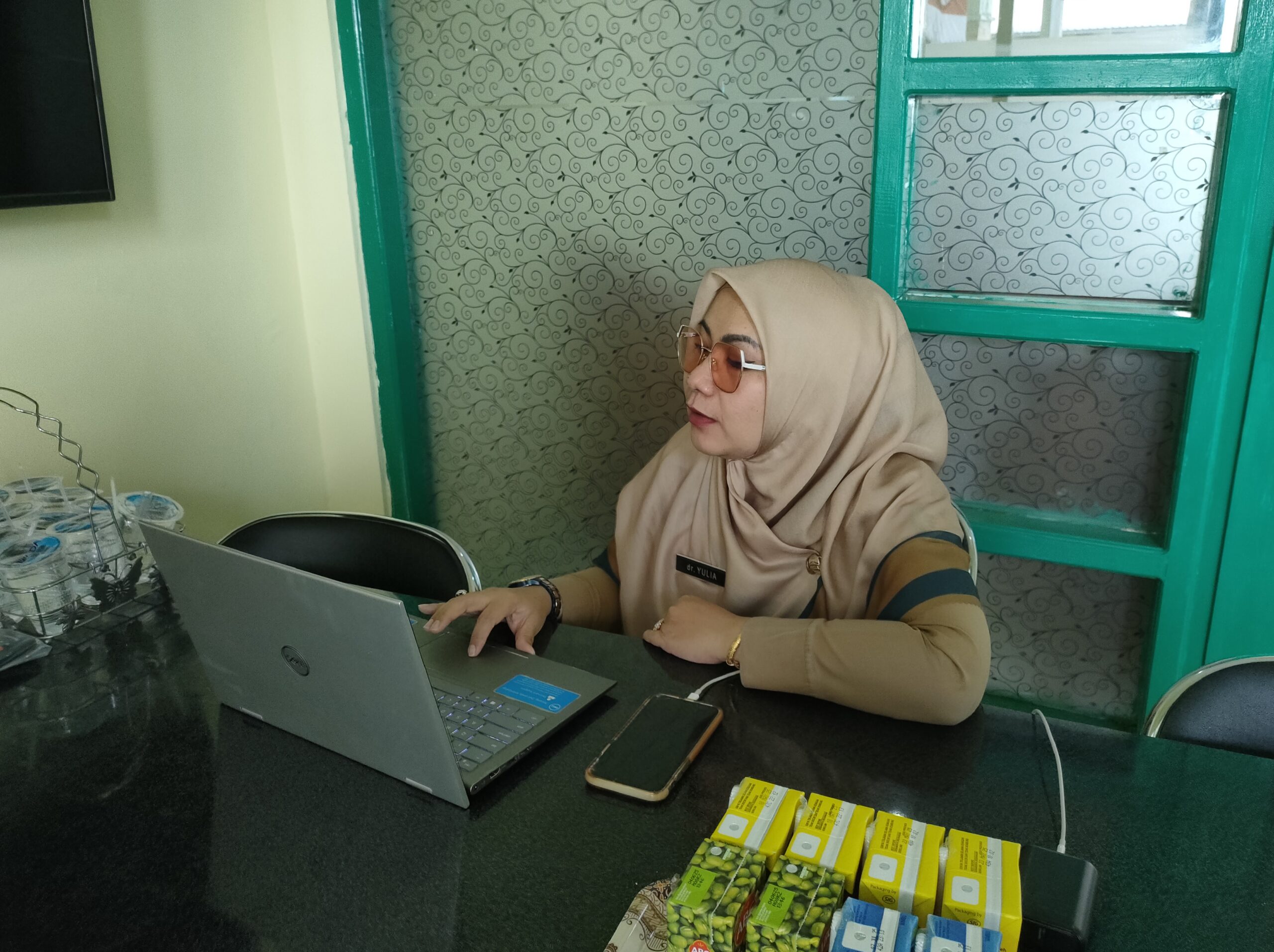 <p>Plt Direktur RSUD dr Murjani Sampit, dr Yulia Nofiany saat memantau sistem pelayanan. </p>
