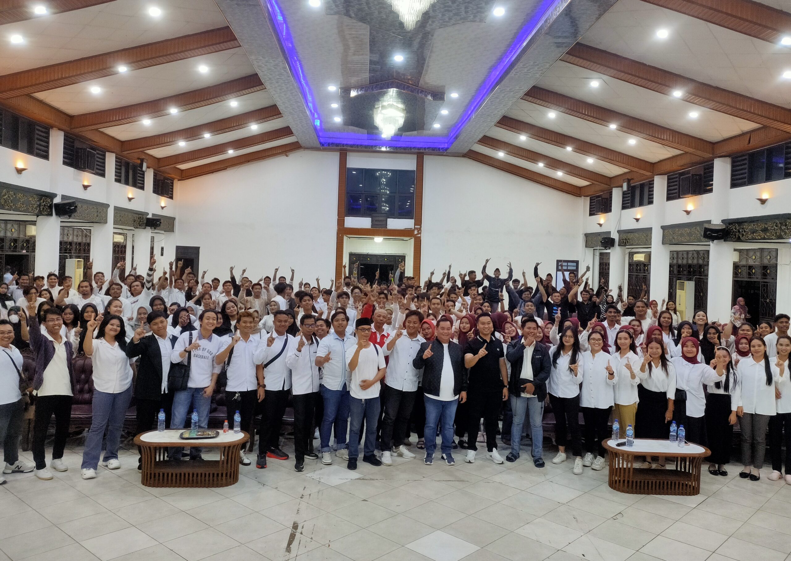 <p>Relawan Muda HARATI deklarasikan dukungan untuk pasangan Halikinnor-Irawati, Minggu (13/10).</p>