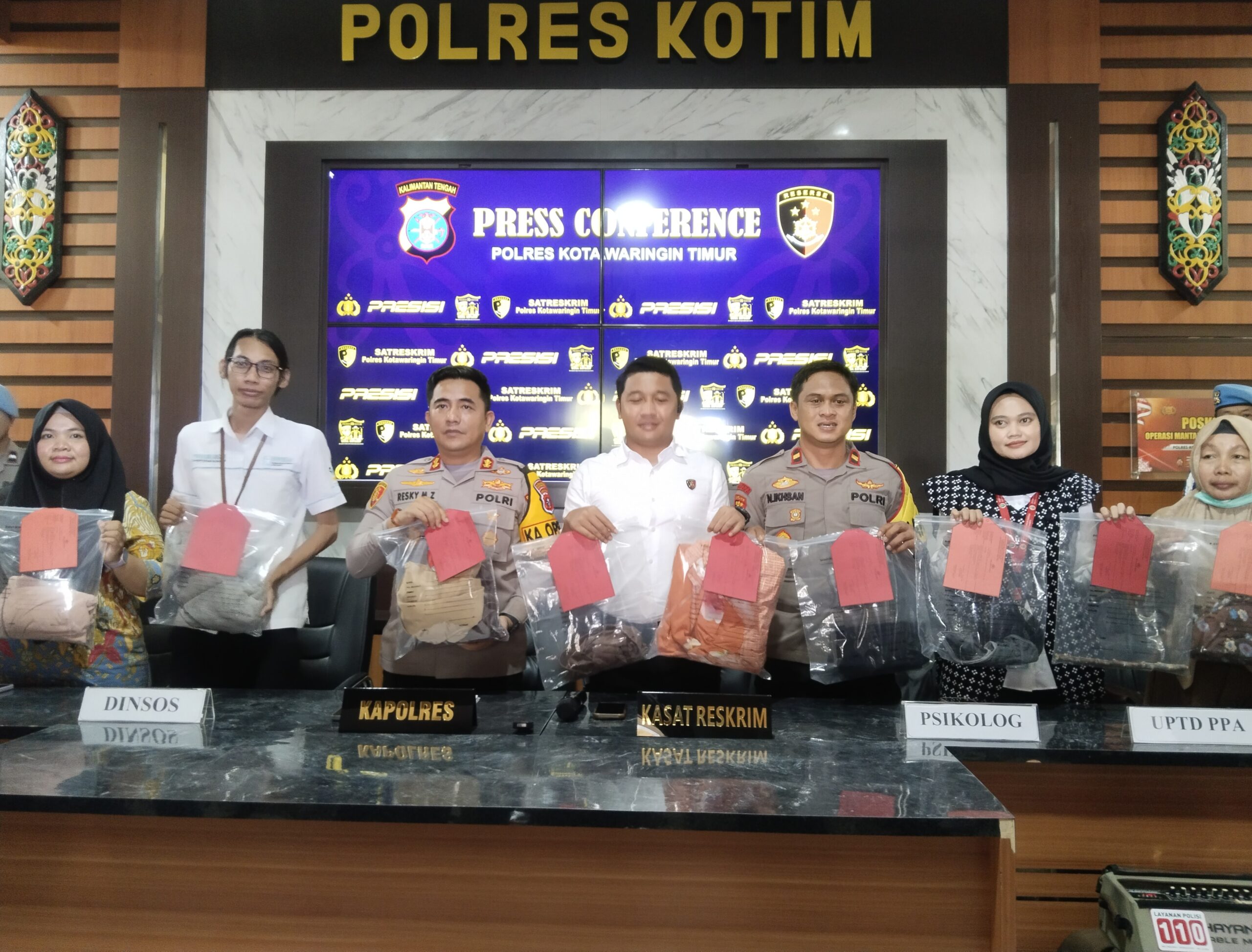 <p>Kapolres Kotim, AKBP Resky M.Z, saat menujukan barbuk dari pelaku pembuangan bayi bersama instansi terkait saat konferensi pers di Mapolres Kotim, Senin, (14/10).</p>
