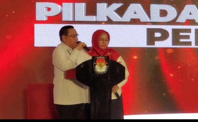 <p>Pasangan Cabup dan Cawabup Kotim 2024, HARATI (Halikin-Irawati) saat mengikuti debat perdana Paslon di salah satu hotel di Sampit, Sabtu, (26/10).</p>