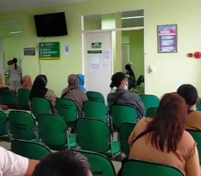 <p>Masyarakat mengantre untukendapatkan pelayanan kesehatan di RSUD dr Murjani Sampit</p>