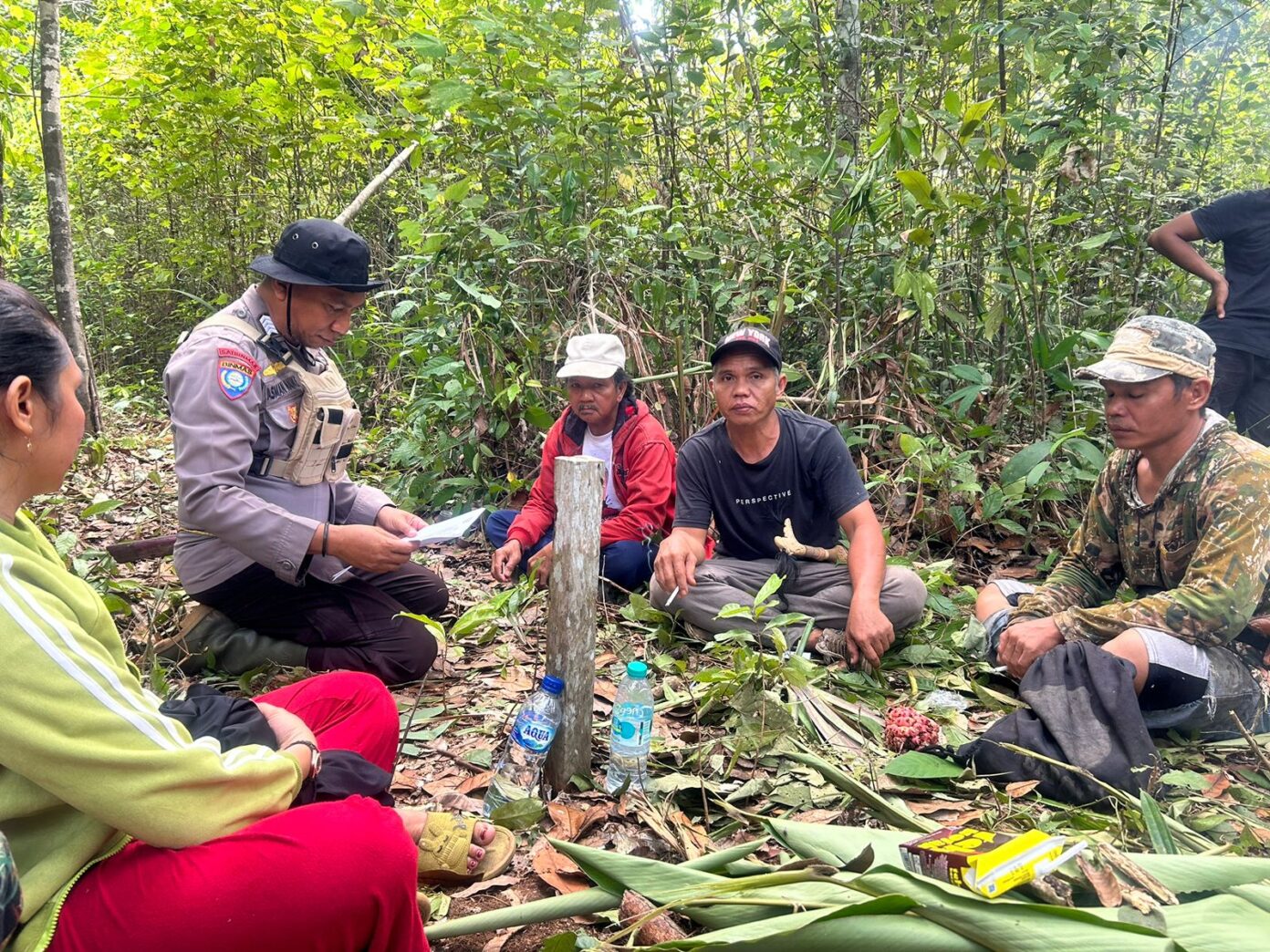 <p>Tampak anggota Bhabinkamtibmas Polsek Cempaga Hulu sedang melakukan upaya pencarian WI. </p>