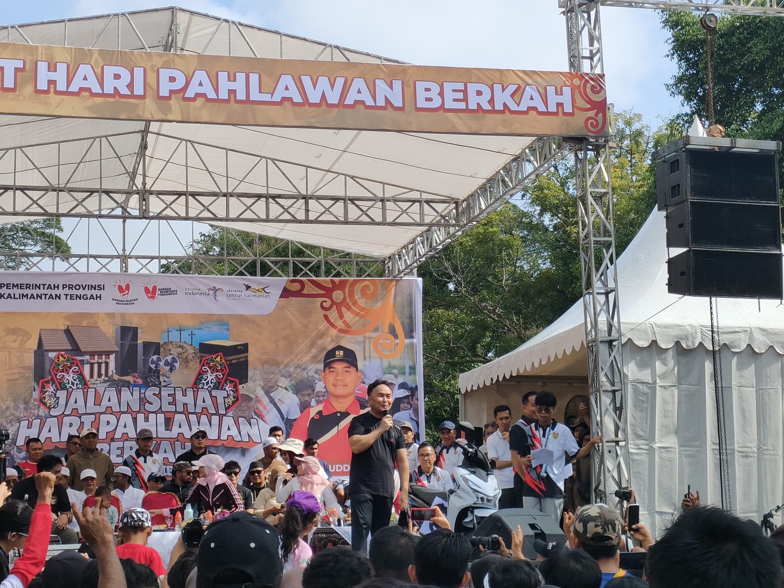 <p>Gubernur Kalteng, Sugianto Sabran saat menyampaikan sambutannya pada acara Jalan Sehat dalam rangka Hari Pahlawan yang diikuti ratusan ribu masyarakat, di Taman Kota Sampit, pada Minggu (10/11). </p>