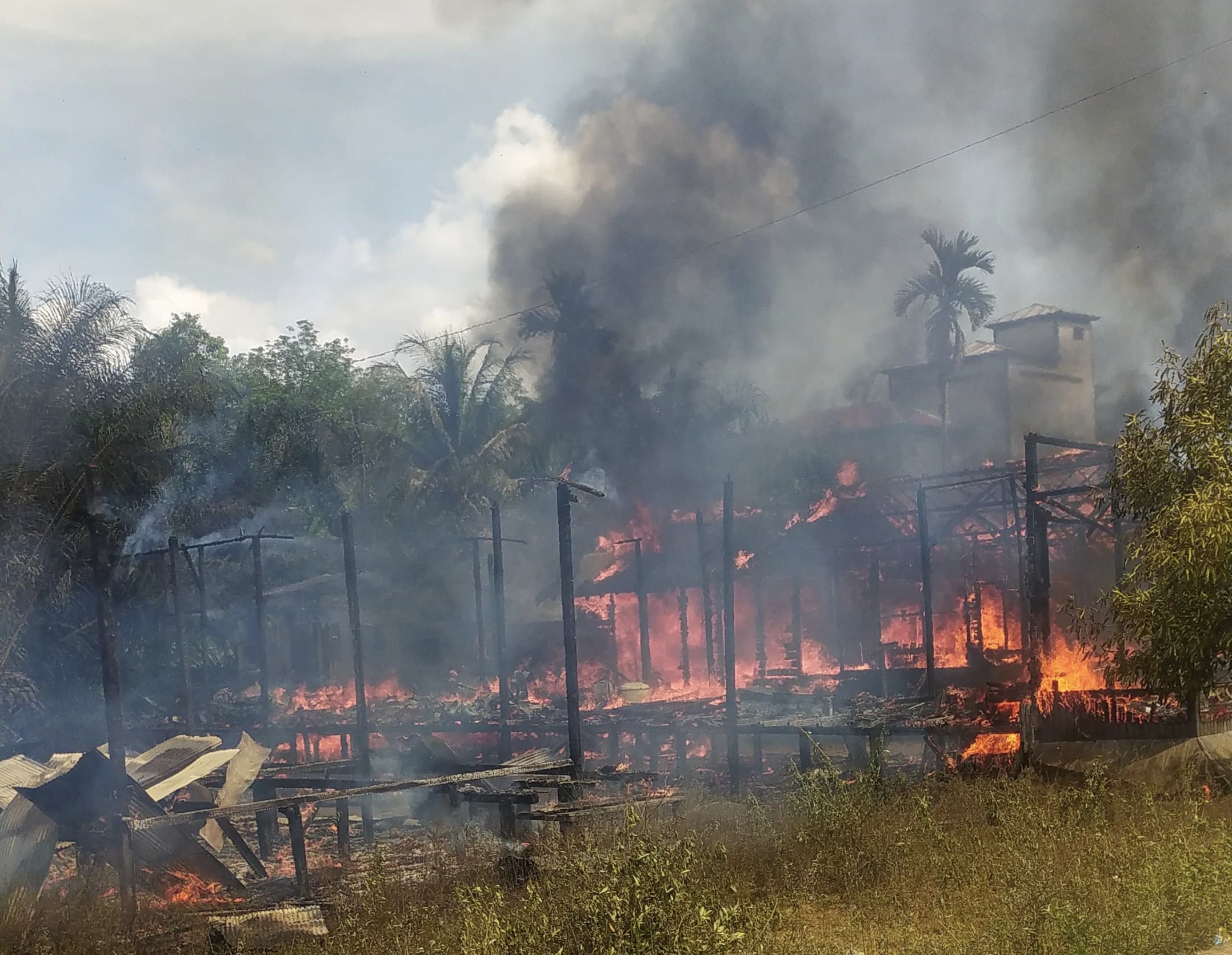 <p>Kobaran api menghanguskan empat rumah di Desa Tanah Haluan di Kecamatan Bukit Santuai, Kabupaten Kotim, Jumat (1/11)</p>