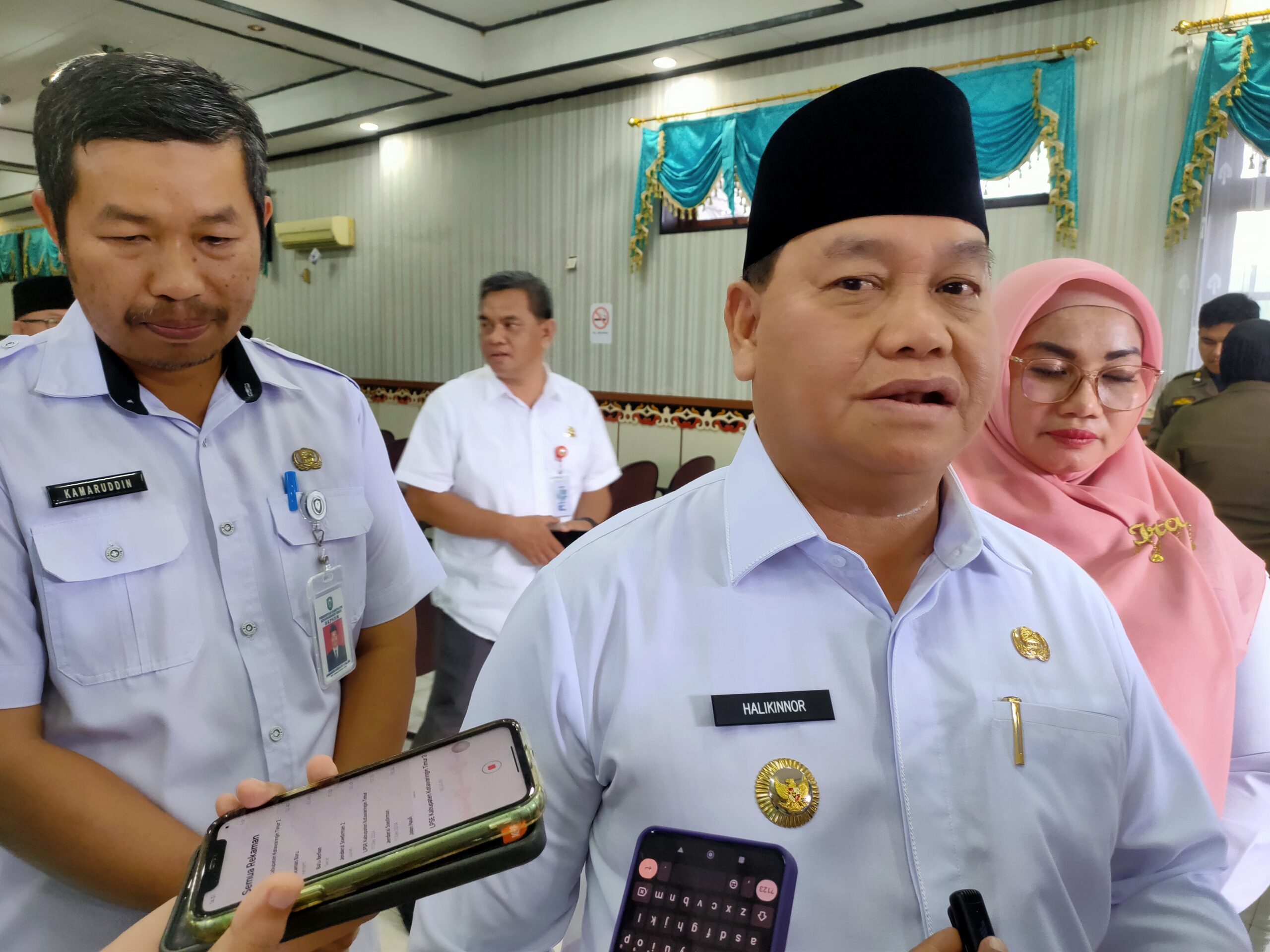 <p>Bupati Kotim Halikinnor saat diwawancarai media. </p>