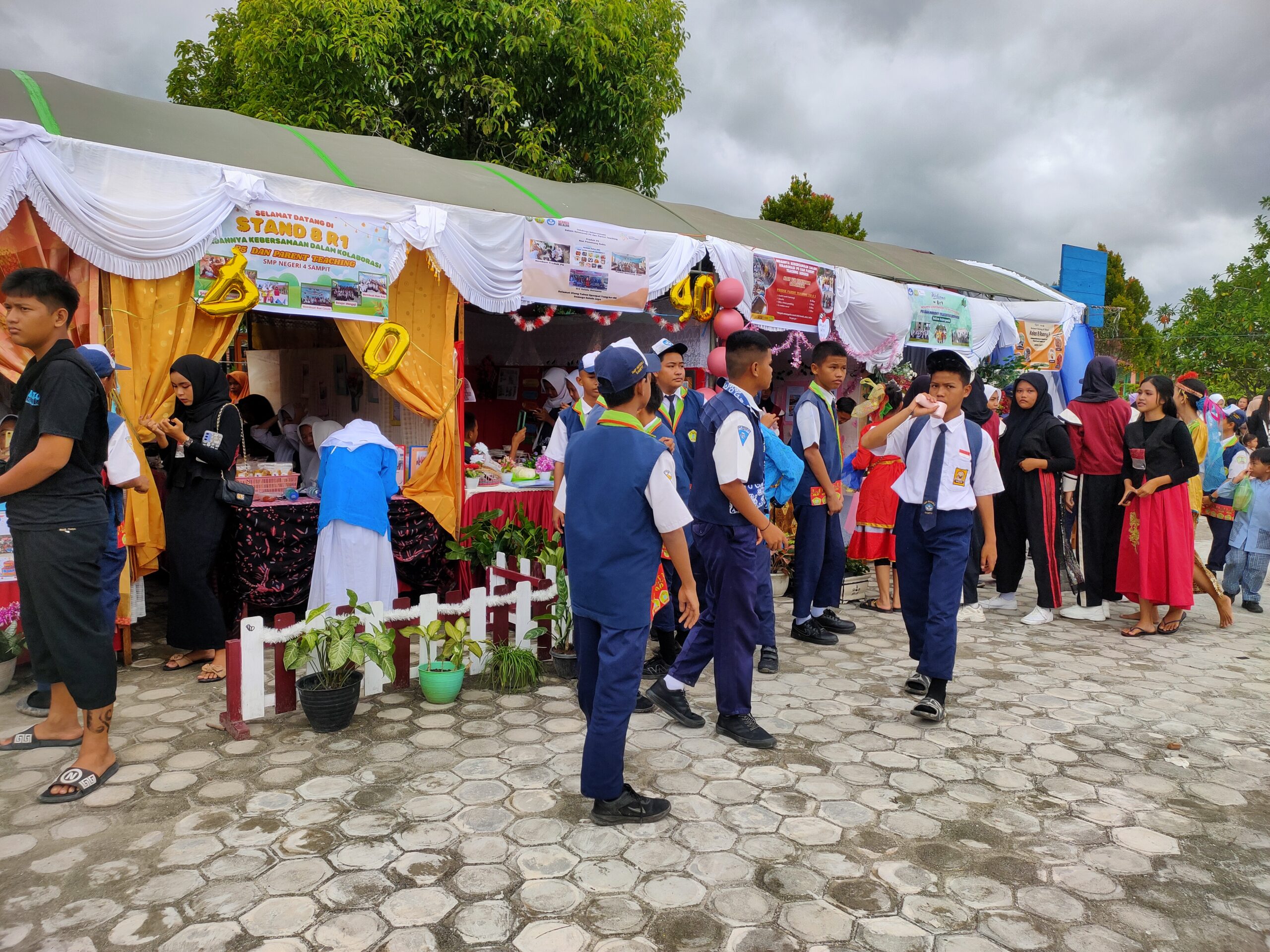 <p>Para peserta didik di SMPN 4 Sampit menampilkan hasil program P5, yang dirangkai dengan perayaan HUT SMPN 4 Sampit, Kamis (19/12).</p>
