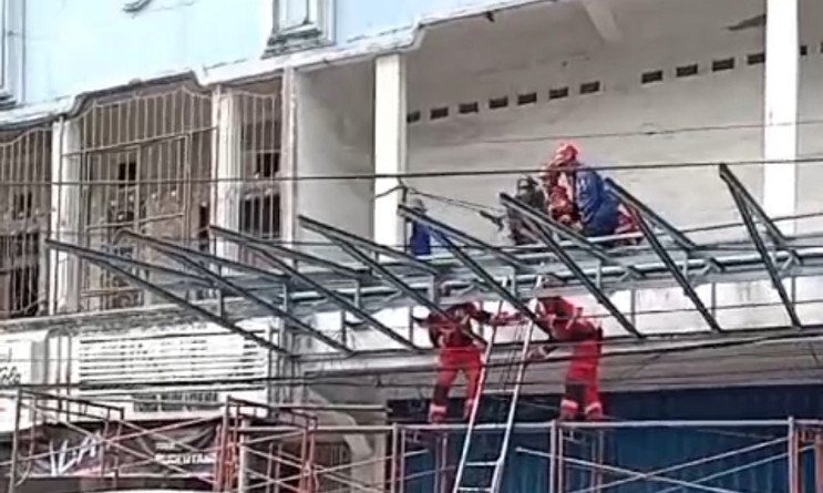 <p>Dua orang pekerja yang tersengat listrik saat pasang knopi. </p>