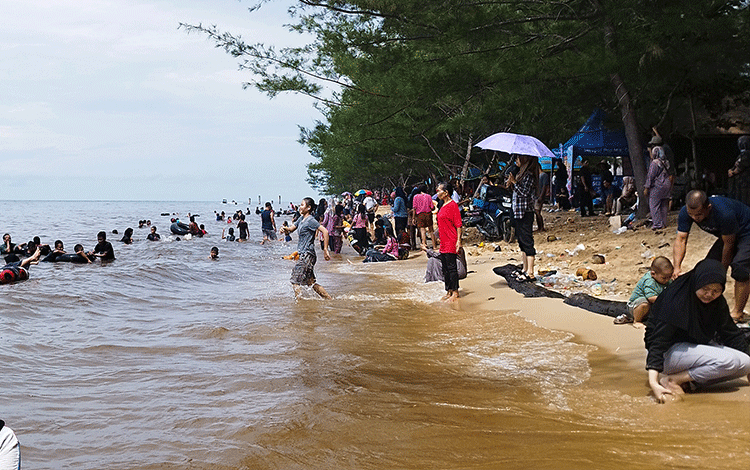 <p>Suasana Pantai Ujung Pandaran saat dipadati oleh para pengunjung pada tahun lalu.</p>