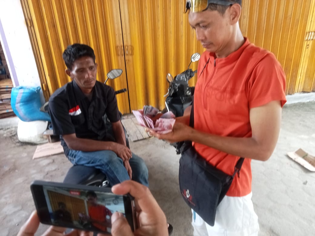 <p>Piah saat ditanya oleh anggota resmob Polres Kotim. </p>