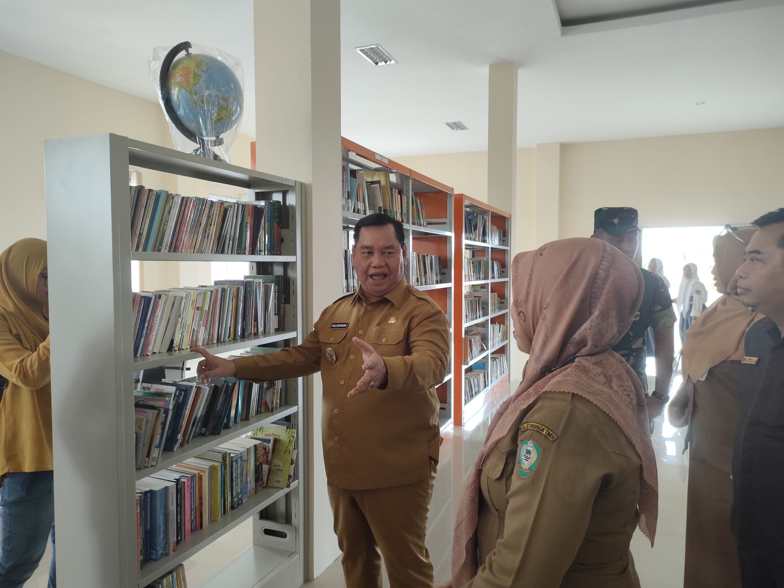 <p>Bupati Kotim, H Halikinnor saat meninjau langsung isi yang ada dalam perpustakaan setelah meresmikannya, Senin (20/1/2025). </p>