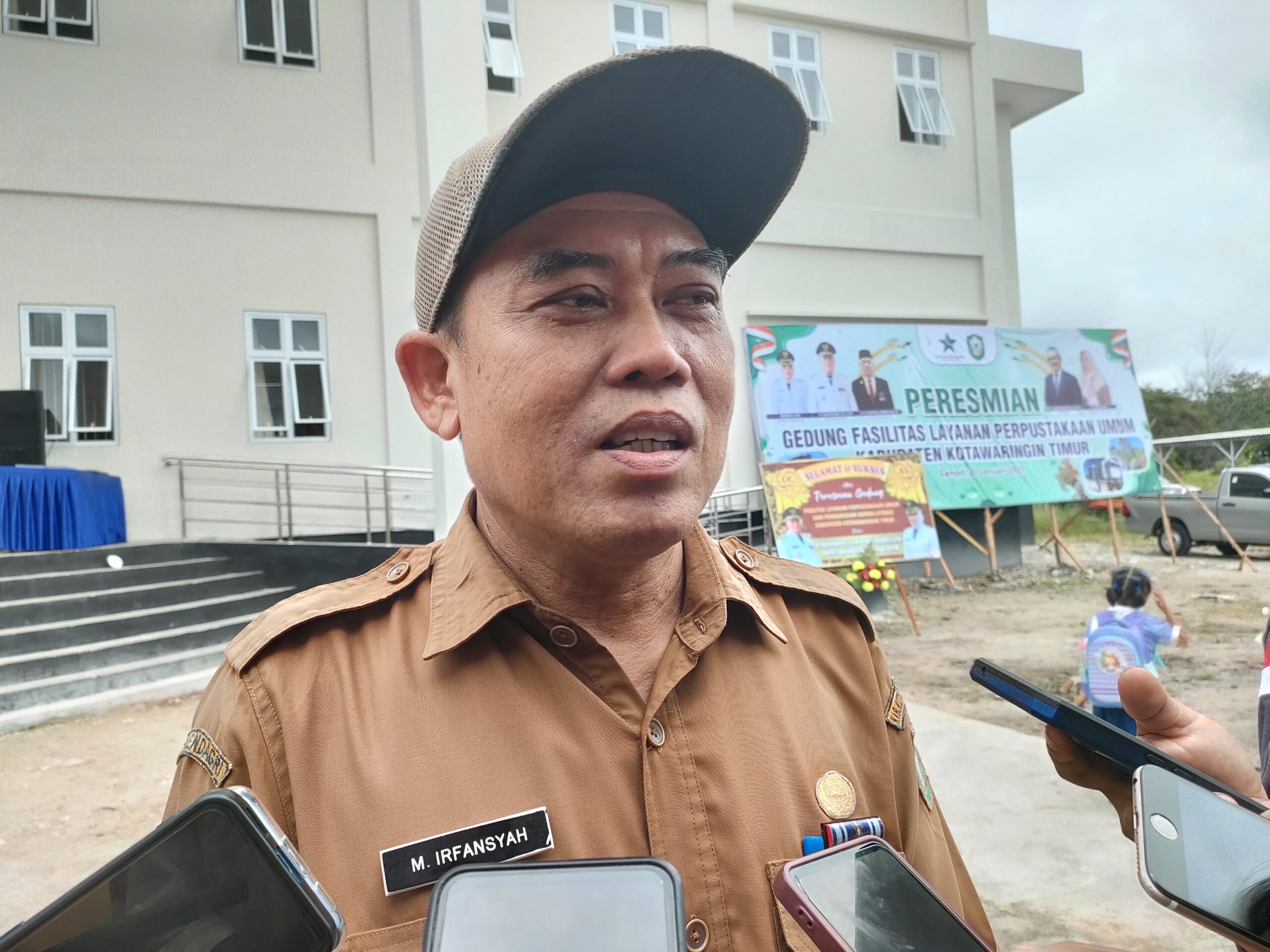 <p>Kepala Disdik Kotim, Muhammad Irfansyah saat diwawancarai. </p>