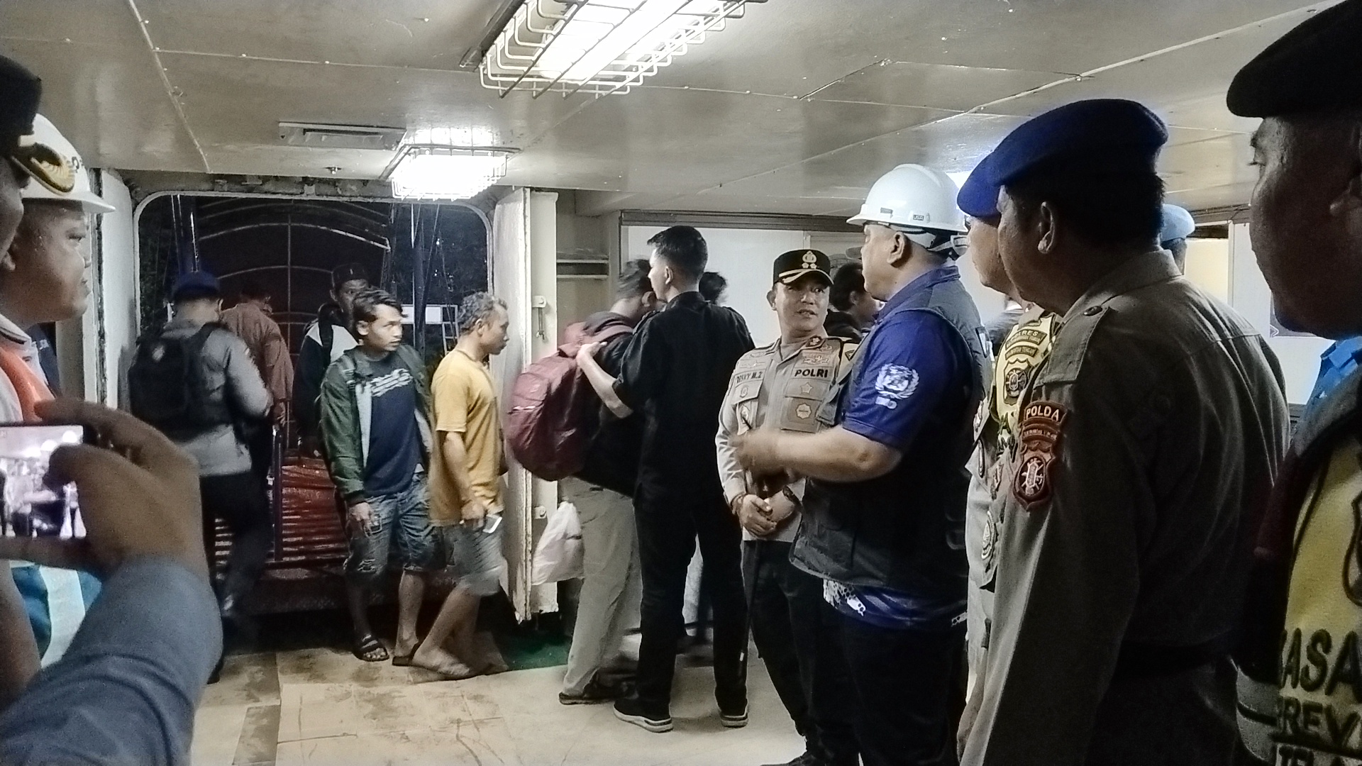 <p>Terlihat pihak KSOP dan Kapolres Kotim, dan stakeholder terkait saat melakukan pengecekan terhadap kapal keberangkatan di Pelabuhan Sampit, Senin, (23/12/2024).</p>