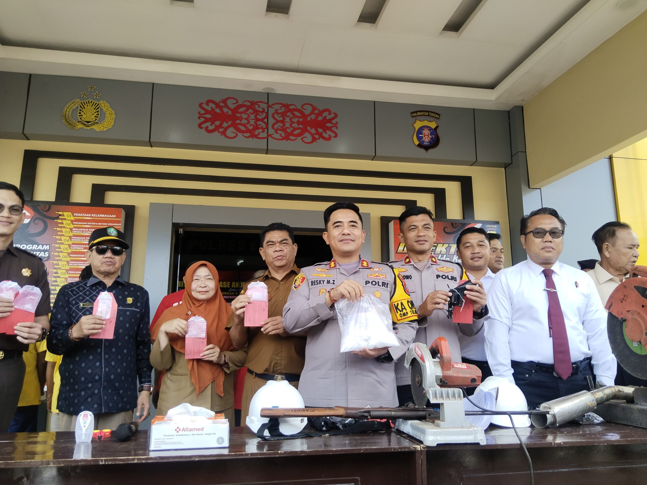 <p>Pemusnahan narkotika di halaman Mapolres Kotim bersama instansi terkait. Selasa, (31/12/2024)</p>