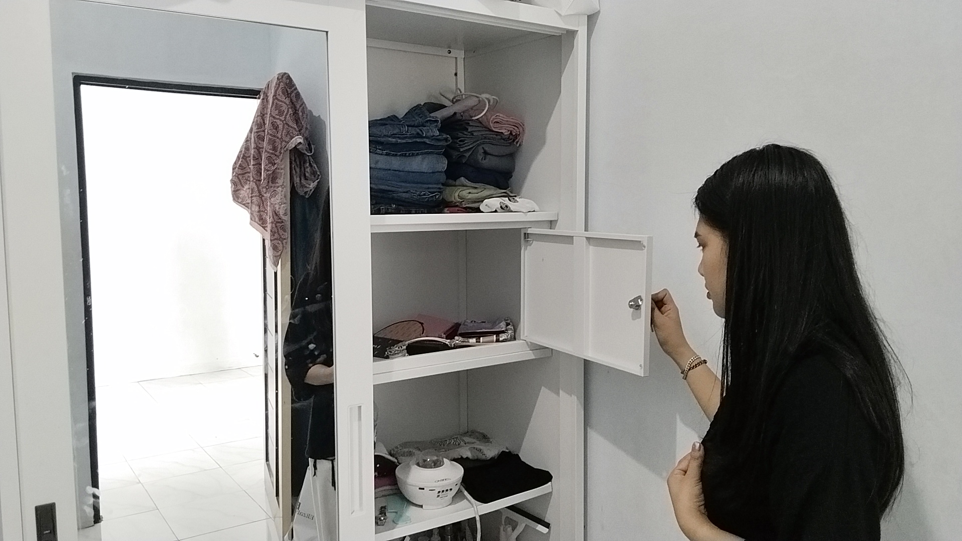 <p>AA saat menujukan tempat penyimpanan perhiasannya, Rabu, (8/1/2025).</p>
